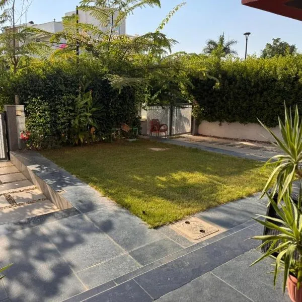 Madinaty - Luxury villa 3 bedrooms with Amazing private garden and free WIFI مدينتي - فيلا فندقيه فاخرة, hotel u gradu Madinaty