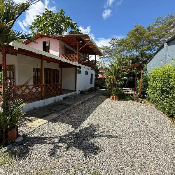 Espectacular Casa-Bonobohouse al lado del rio con reserva natural, hotel in Acacías