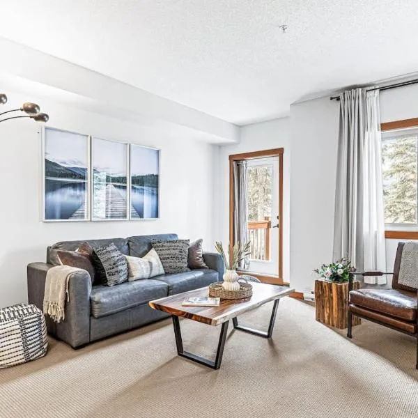 Chic 1BR City Nest Heated Parking and Hot Tub and Pool โรงแรมในแคนมอร์