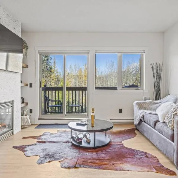 캔모어에 위치한 호텔 Spacious 2BR Minutes from Downtown w Pool and Hot Tub