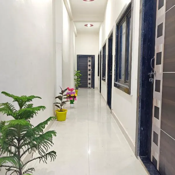 Krishna guest House luxury stay in Ayodhya - 600 meter away from ram mandir、Ayodhyaのホテル