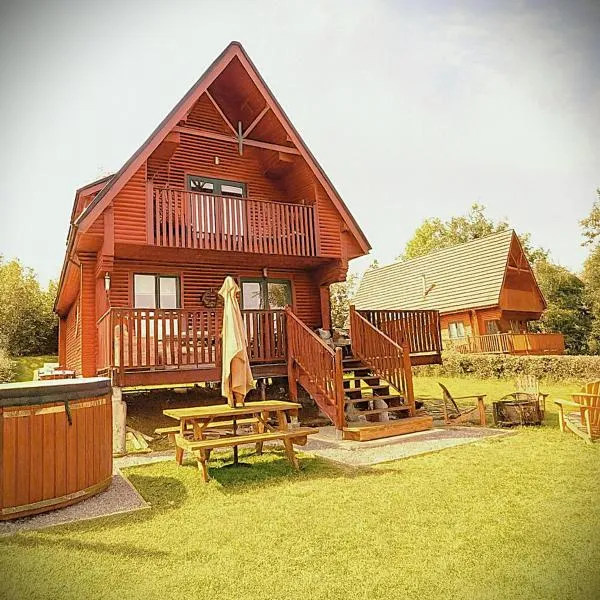 Luxury Woodland Retreat I Charming Log Cabin I Lake View & Marina Access I Open Fire & Firepit I Private Hot Tub & Sauna, hotel in Belturbet