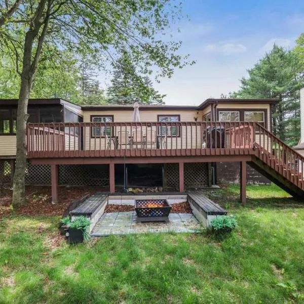 The Playhouse Retreat Large Game Room Fire Pit, hotel in Tobyhanna
