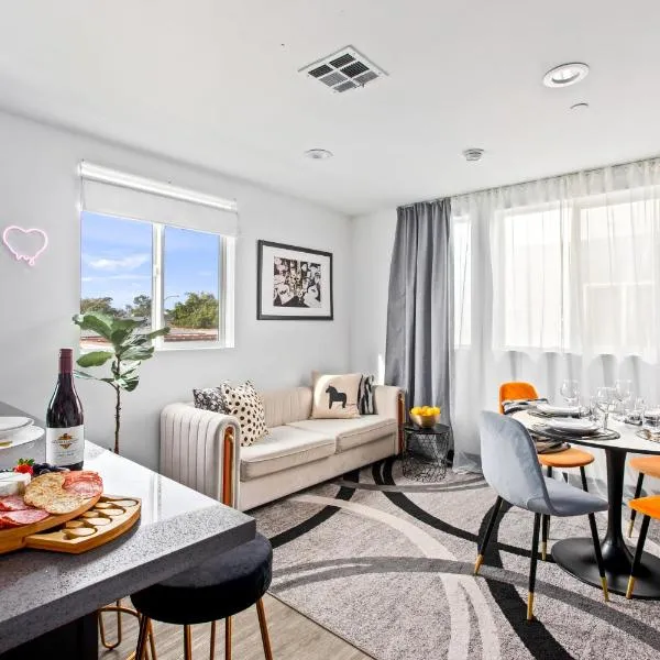 Spacious Luxury Villas in the heart of LA! Free parking and Jacuzzi, Hotel in Los Angeles