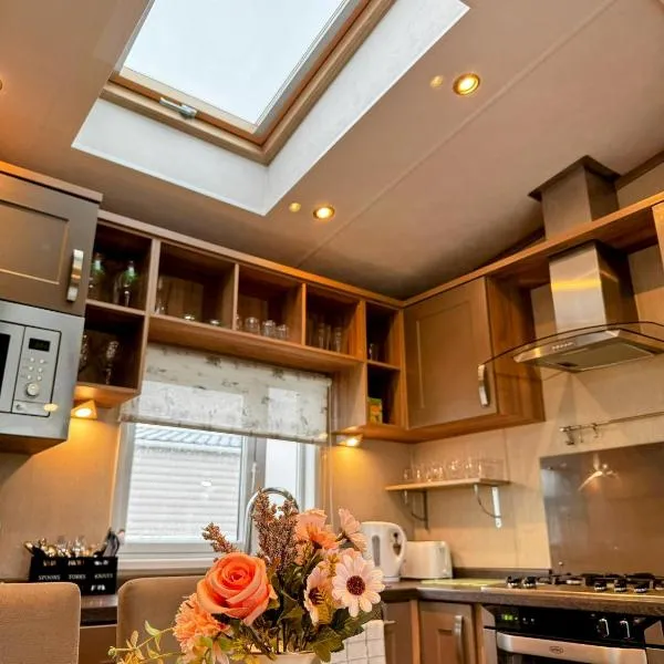 2Bedroom Comfy & Cosy family loving Home, hotel v destinaci Chichester