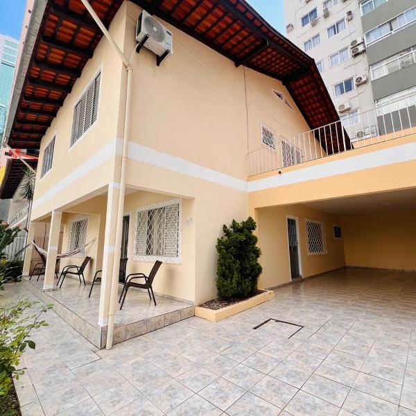 Ampla casa steps from the beach
