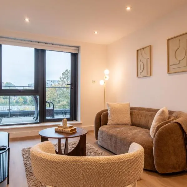 Spacious 2-Bed Apartment, Free Parking & Contractor Friendly, готель у Лідсі