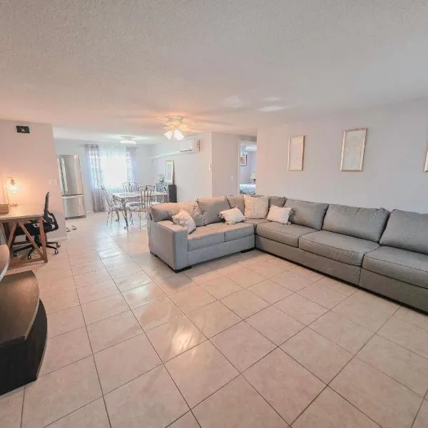 Apartment in Privet House Walk Distance To Beach، فندق في نوكوميس