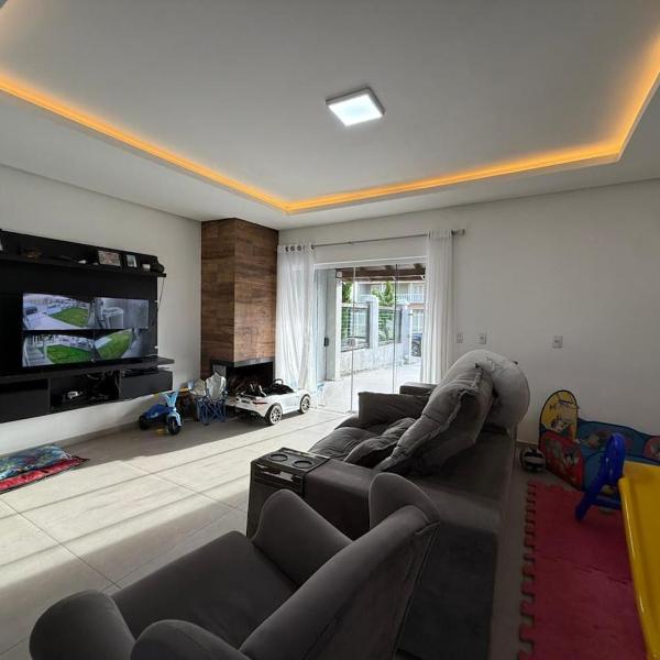 Beautiful house with swimming pool meters from the sea