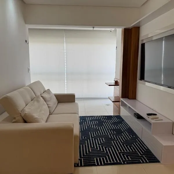 Alto padrão com ar, garagem, sacada integrada, hotel in Belém