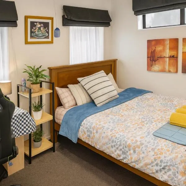 Stonebrook Haven - Queen Room, Private Bath, Parking and shared Kitchen - 20 min from Airport, Hotel in Rolleston