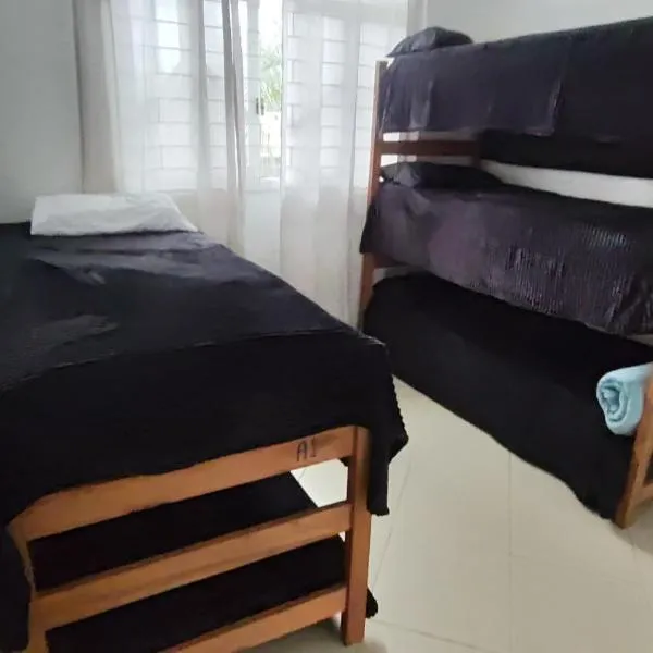 Cama Quarto Compartilhado Hostel Pousada Tijucas Lua Encantada, hotel in Tijucas