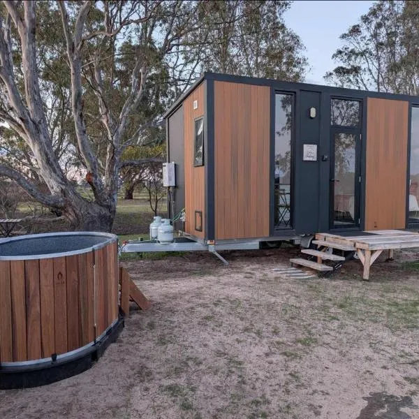 Hollow Mountain Getaway 2 by Tiny Away, hotel en Laharum