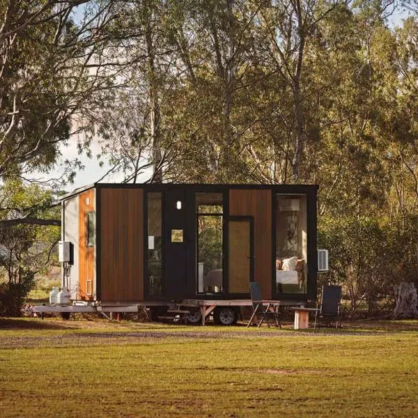 Hollow Mountain Getaway 2 by Tiny Away, Hotel in Laharum