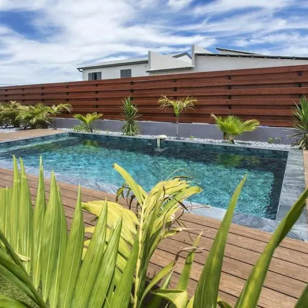 VILLA BELLEVUE classée 5 Etoiles - 4 chambres - piscine chauffée proche de l'aéroport et du centre de St Denis, hotel in Sainte-Marie