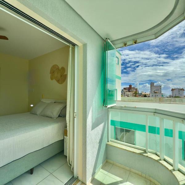 SOLAR DE BOMBAS - 3 quartos a 280m da praia c roupa de cama - Sacada com Churrasqueira - climatizado - 10 min a pé da passarela do Ribeiro e acesso a Praia de Bombinhas - 5 min a pé de supermercados - Até 8 pessoas, ideal p famílias, grupos, crianças - Foto 2