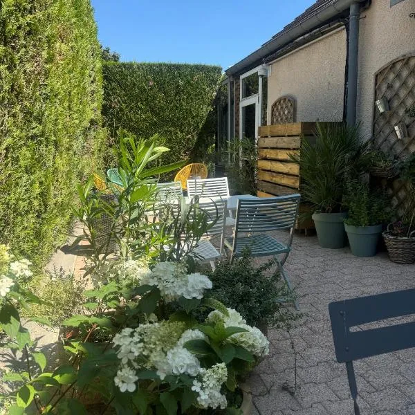 Hôtel Kyriad Epernay en Champagne، فندق في إيبيرني