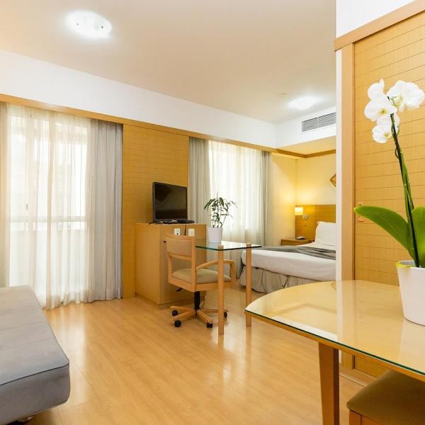 PC02-802 · Flat Eight Two com sacada ao lado da Paulista