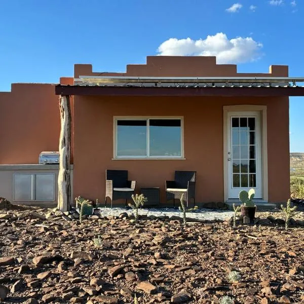 Cabin at the Hill, Close to Big Bend National Park and Terlingua Ghost Town, hotel v destinaci Terlingua