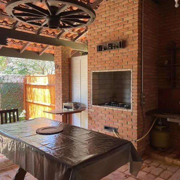 Casinha bem localizada em meio a natureza, hotel in Atibaia