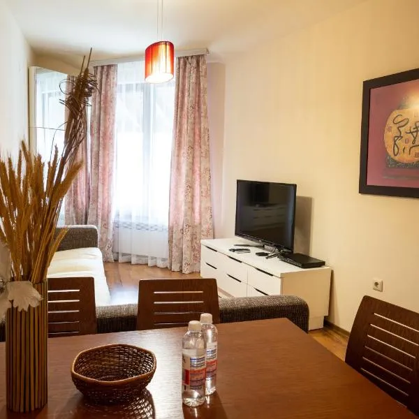 Cozy and warm apartment with a separate bedroom, hotel in Bansko