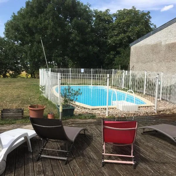 Grand gîte avec piscine, cheminée et terrasse près de Lunéville, idéal pour familles et groupes - FR-1-584-84、Athienvilleのホテル