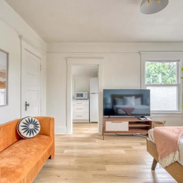 Stay Portland - The Sullivan's Gulch Retreat - 94 Walk Score, hotel v destinaci Portland