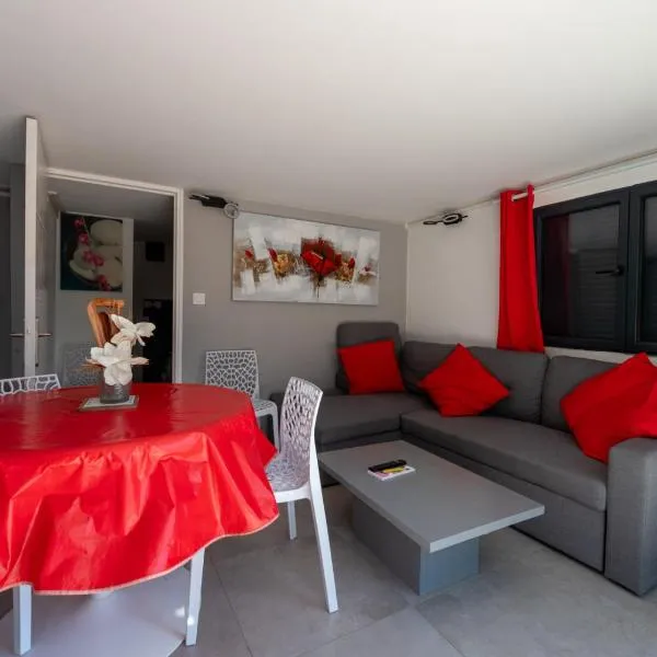 SUPERBE VILLA VUE MER JUSQU'A 14 COUCHAGES La LONDE LES MAURES Entre HYERES et Le LAVANDOU 4 Etoiles PISCINE CHAUFFEE、ラ・ロンド・レ・モールのホテル