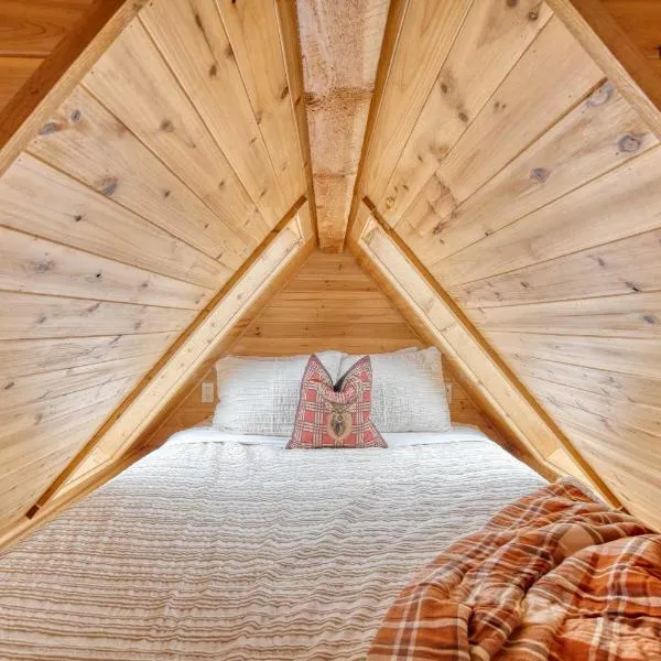 Stay Portland - Tiny Log Cabin - Walk to Local Shops & Eateries, hotel in Portland