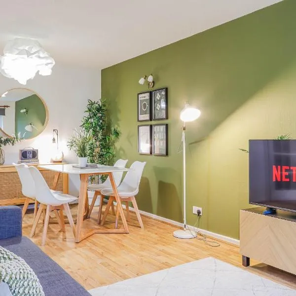 Samantha Suite I Chic 2BR Bungalow I Sleeps 6 I Near Cardiff City Centre I Principality Stadium I Cardiff Castle I Cardiff University I WiFi I Parking and Easy Access to Barry Island, hotel in Cardiff