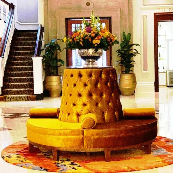 Large Taj Luxury Suite - 2 bed, near top floor, lounge, kitchen & stunning Table Mtn views, khách sạn ở Cape Town