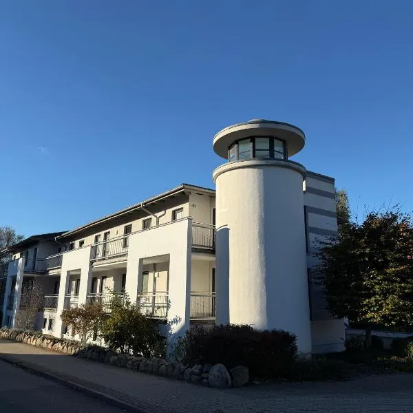 Moderne Ferienwohnung an der Ostsee im Haus Leuchtfeuer, hotel in Diedrichshagen
