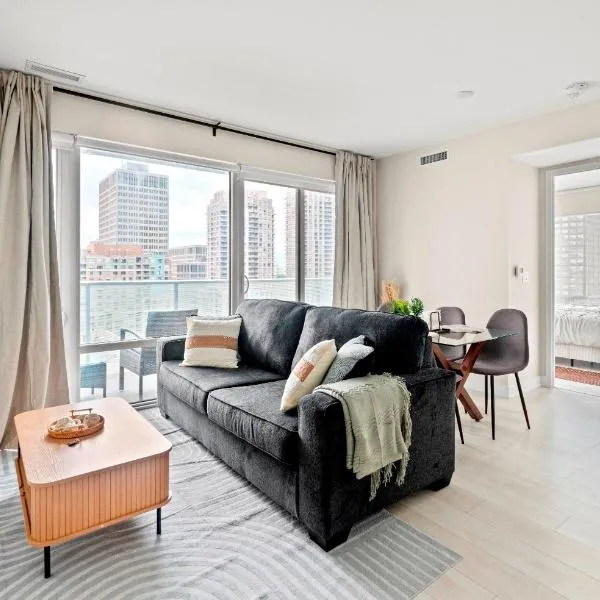 Panoramic 2 Bedroom plus Den Condo Yonge Street Downtown Toronto, Hotel in Toronto