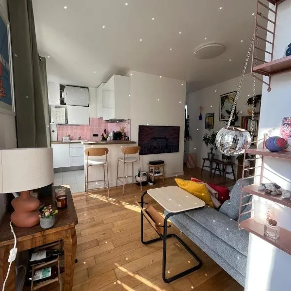 Charming 2 room appartement, hotel in Paris