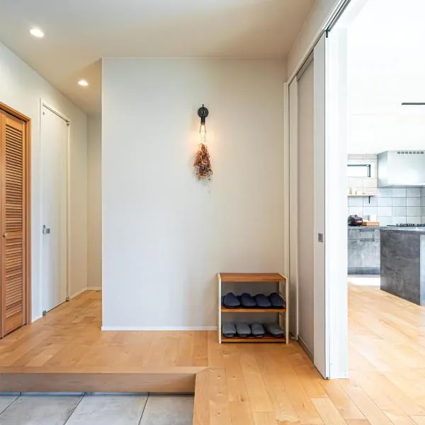 海まで徒歩7分庭とデッキでくつろぐ大人葉山の上質ステイ, hotel in Hayama