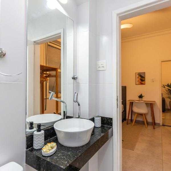 Apartamento Sala e Suíte em Copacabana, reformado, localização central a apenas 200m da praia e 400m do metrô, wi-fi, ar condicionado split - Foto 3