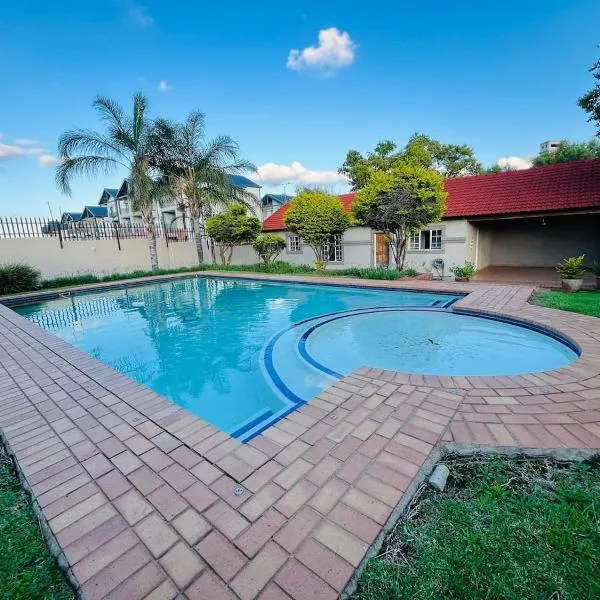 Mandy & Mos' Holiday Townhouse, hotel u gradu Four Ways