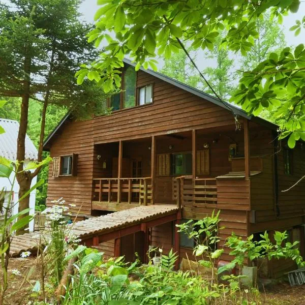 Warm Spacious Forest Chalet & Private Onsen, hotell sihtkohas Minakami