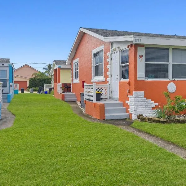 Across the street from the beach! Snowbird openings!, hotel in New Smyrna Beach