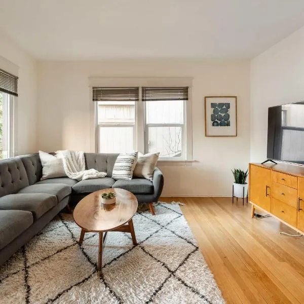 Stay Portland - HeartofBuckman MidCentury Dream 86 WalkScore 3BR, hotel en Portland