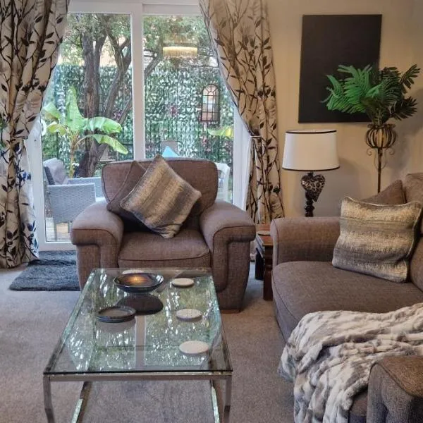 Stunning Fir Trees Corner 3 bedroom detached Executive house with free drive way parking for 2 vehicles 1 mile from M5 dogs welcome, hotel in Worcester