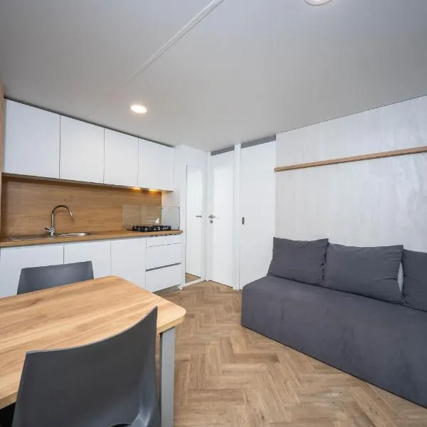 Mobile homes Jezera Lovišća Premium, ξενοδοχείο σε Jezera