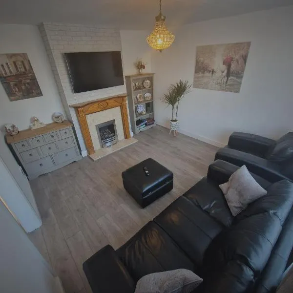 Ecclesfield Cottage - Two Bedrooms in Sheffield near Peak District with fast Wi-Fi, off-street parking and garden, hotel i Ecclesfield