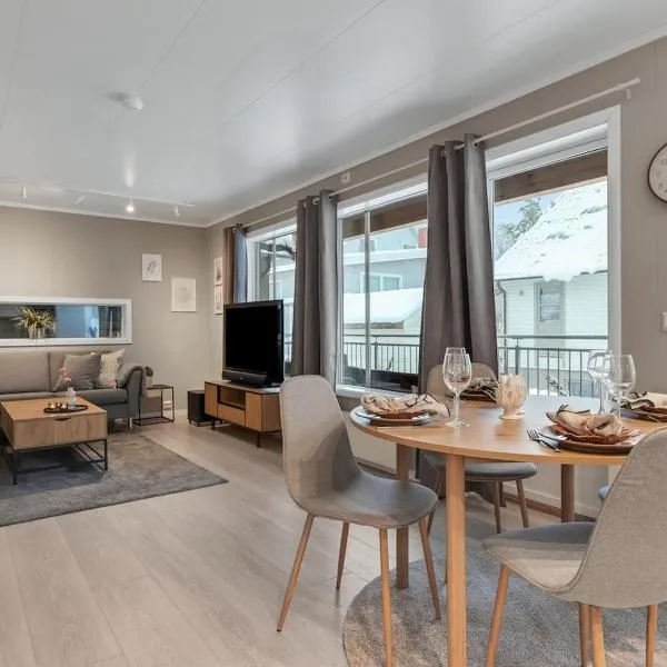 Modern 3-bedroom, with private Aurora Borealis watching balcony, hotel en Tromsø