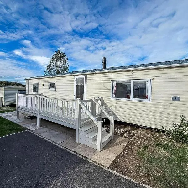 Brilliant 6 Berth Caravan With Decking At Heacham Beach Park Ref 21031A、ヒーチャムのホテル