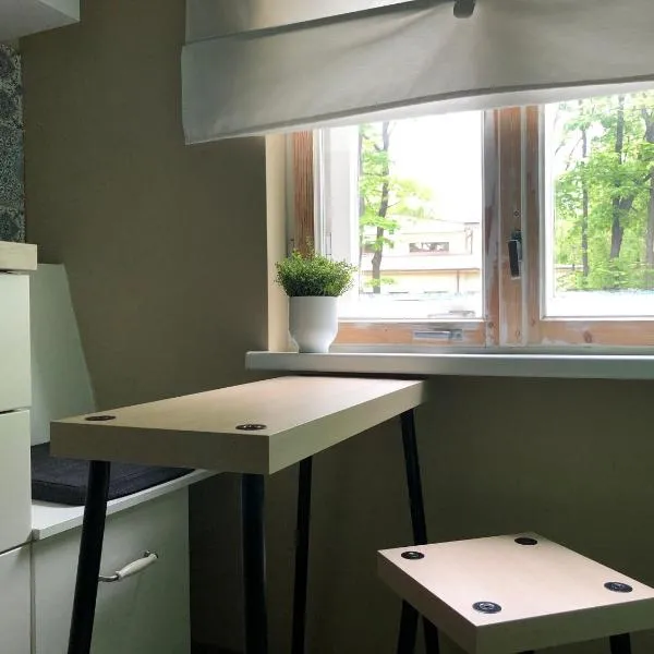 Cozy 1-bedroom apartment with free parking, hotel en Riga