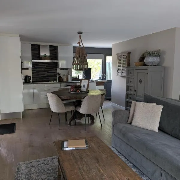 Family Wellness lodge 4 personen Zuid-Holland!, hotel in Ooltgensplaat