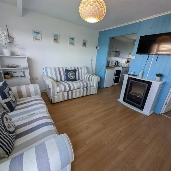 Hectors, Two bed Chalet on Sunbeach Holiday Park - Sleeps 4, pet friendly - plus WiFi, bed linen and towels included only 300m from the beach!、グレート・ヤーマスのホテル