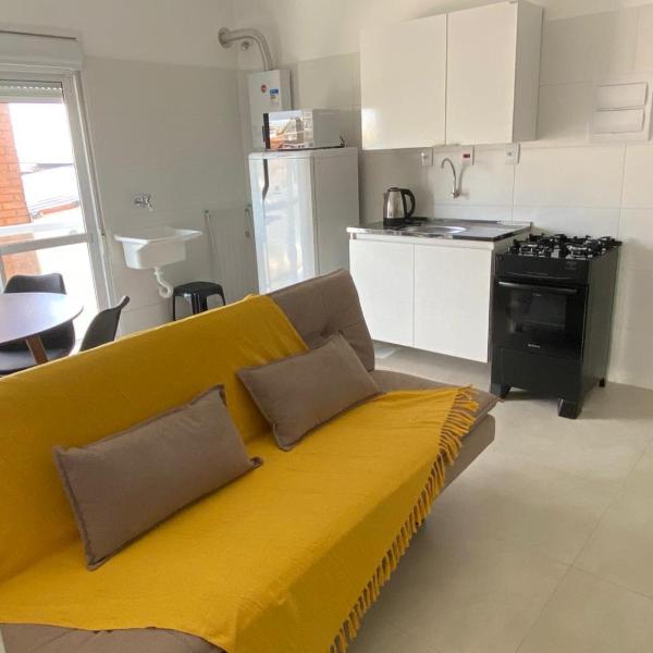 Apt completo ao lado do Barracão, próxima a praia e a avenida principal - Foto 4