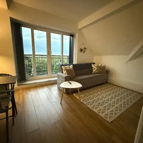 Two-Bedroom Apartment with Scenic Balcony View, hotel in Shipley